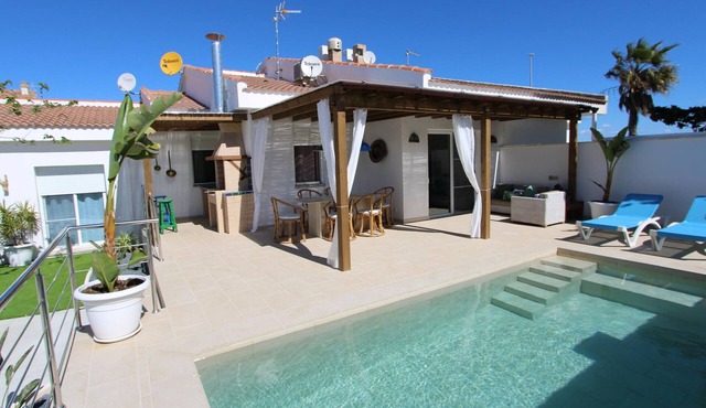 Ideal Family Holiday Home Near Beach, Free WiFi, Optional A/C