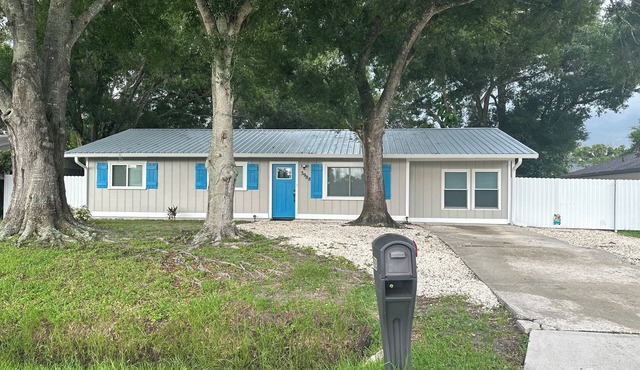 Ideal family home in Sarasota! Near UTC, Nathan Benderson Park and the beaches!