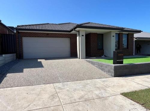 Ideal Family Home Near Parks & Donny with Garage