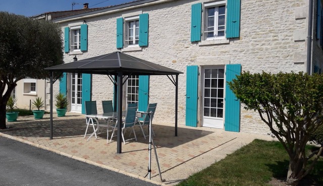 Ideal for visiting the marsh and relaxing with swimming pool, rowing boat, bicycles, park.