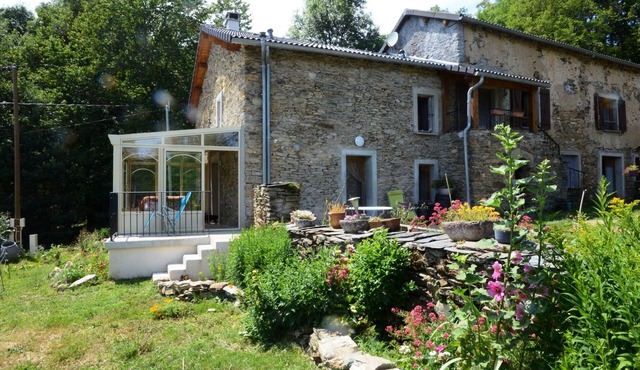 Ideal for children: games, wide-open spaces 500m away, animals to cuddle