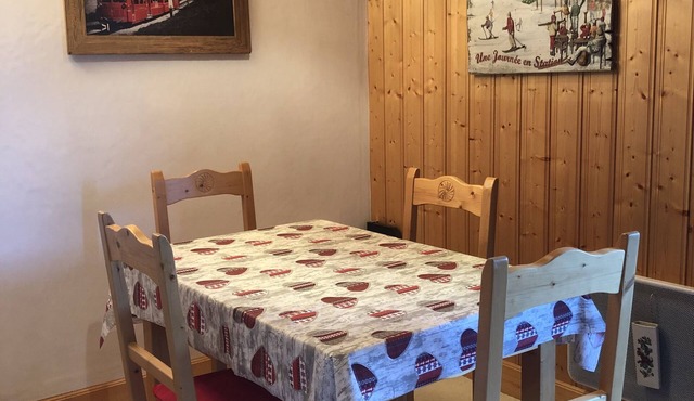 Ideal for 2 couples - Parking - Housekeeping included - Linen provided.