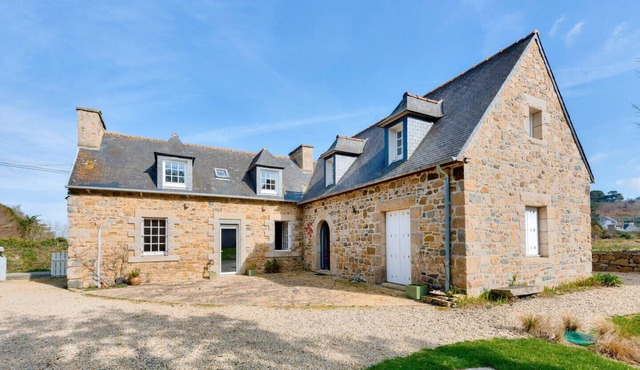 Ideal for 8 adults and 5 children - 200m beach