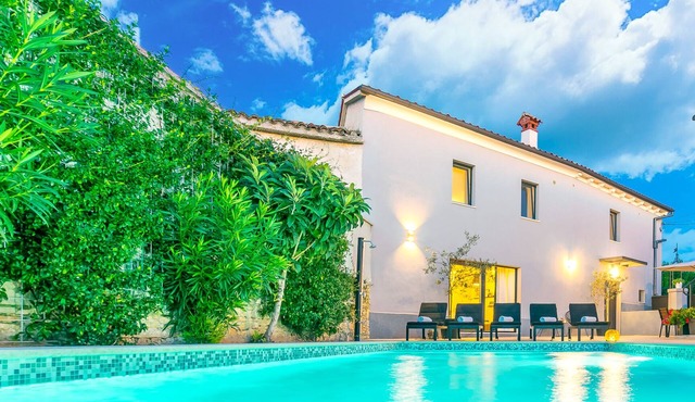 Ideal for a family vacation. Heated pool. Local breakfast optional available