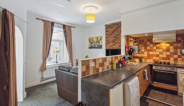 Ideal for a longer stay or contractor, sleeps 1-4