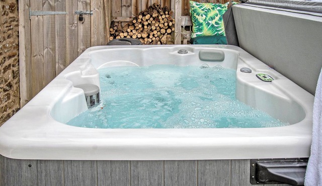 Ideal for a romantic break in County Durham, with a private garden and hot tub.