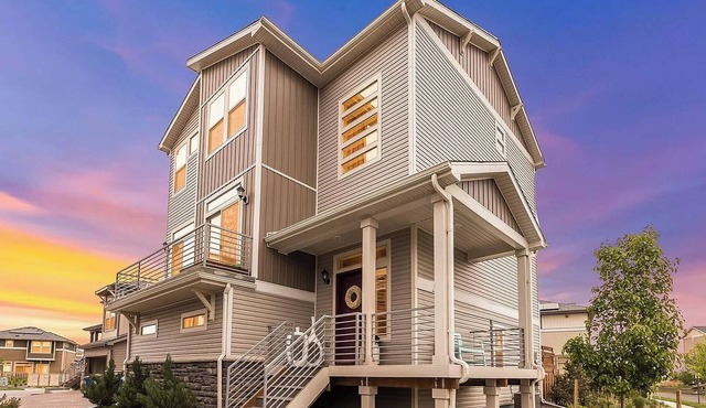 Ideal for both professionals and families, the Denver Chile House offers a fully furnished residence featuring four (4) welcoming bedrooms, a dedicated workspace for remote professionals, and a spacious kitchen table for quality family time.