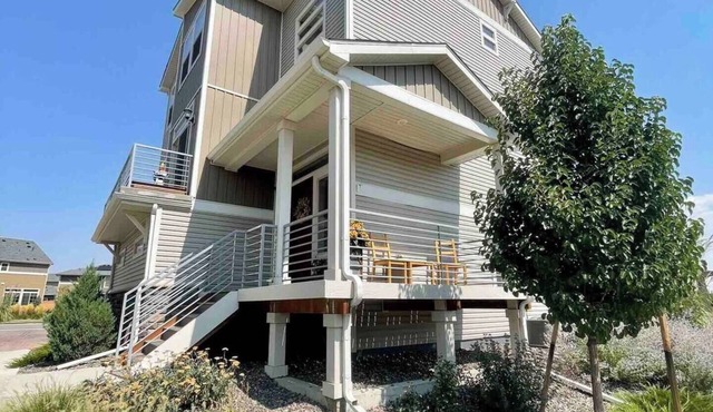 Ideal for both professionals and families, the Denver Chile House offers a fully furnished residence featuring four (4) welcoming bedrooms, a dedicated workspace for remote professionals, and a spacious kitchen table for quality family time.