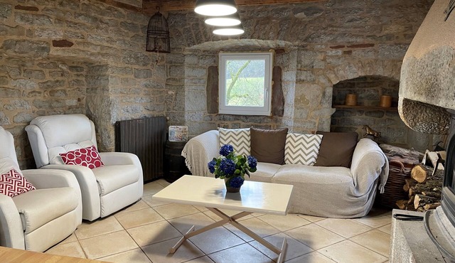 Ideal for bringing families, friends and riders together! Swimming pool, space and calm.