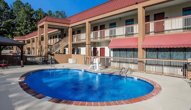 Ideal for Budget Travelers! Parking, Breakfast, Close to Cadence Arena!