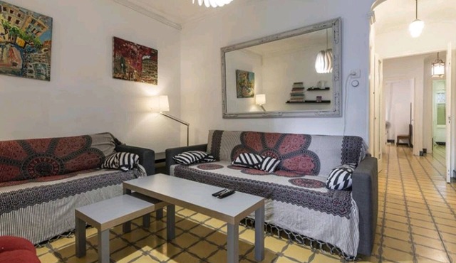 Ideal for families. 3 minutes from the subway. 12 minutes S. Familia by subway