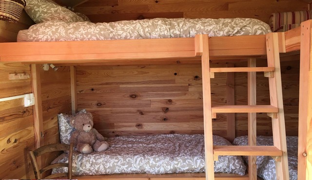 Ideal for families or friends, quiet accommodation in a basket-making workshop!