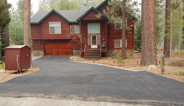 Ideal for family getaways! - Backs to National Forest - Hot Tub, Fast free Wi-Fi