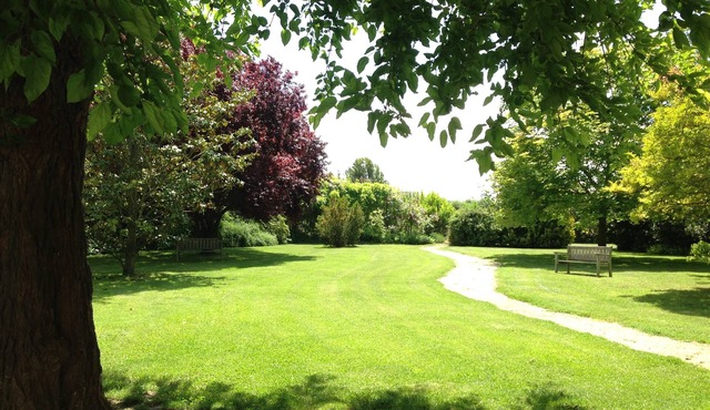 Ideal for family and friends gatherings. Invite peace and rest.