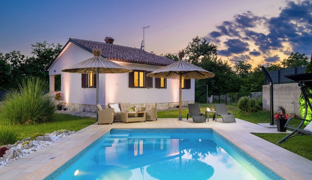 Ideal for family holidays, heated pool, traditional and quiet location