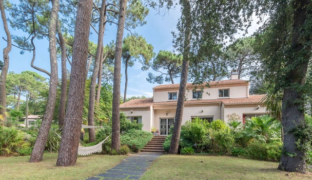 Ideal for families, charm, beach and center at 300 m, garden 2000 m2 ... and jacuzzi