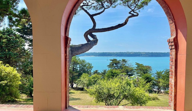 Ideal for 2 families, large charming house, sea view, direct access to the beach