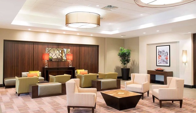 Ideal for Groups: 3 Relaxing Rooms w/Comfy Beds, Airport Shuttle & Pool Access