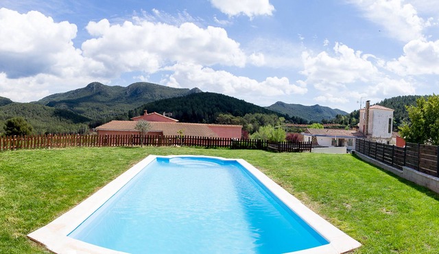 Ideal for groups. Barbecue, jacuzzi, pool, beach, mountain. Relax and enjoy it