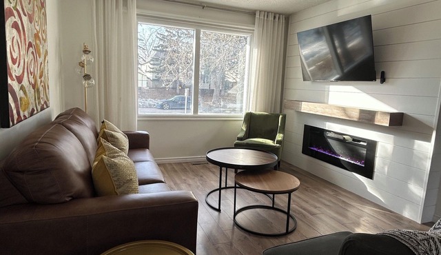 Ideal for Groups, Sleeps 18, King Bed, Large Deck, BBQ Grill