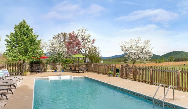 Ideal for large family summery vacations or a few couples/girlfriends to spend a long wine weekend/mountain getaway