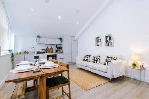 Ideal for long term stays, FREE parking, sleeps 4!