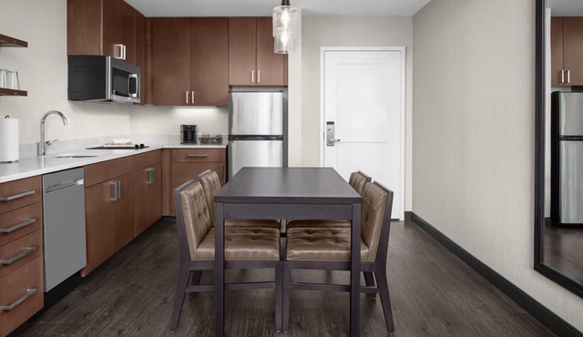 Ideal for Mayo Clinic Visitors: 3 Spacious Suites w/Kitchen and Pool Access