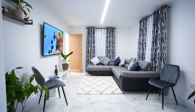 Ideal for mid or long-term stays Dagenham.Modern 3 bedroom house, Parking/Garden