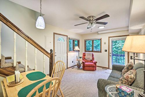 Ideal for Nature Lovers! Roan Mtn Cabin with Balcony