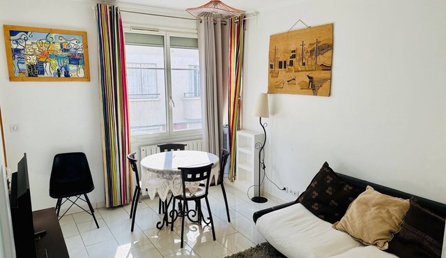 Ideal for visiting Paris,nright next to the Bois, pets welcome!