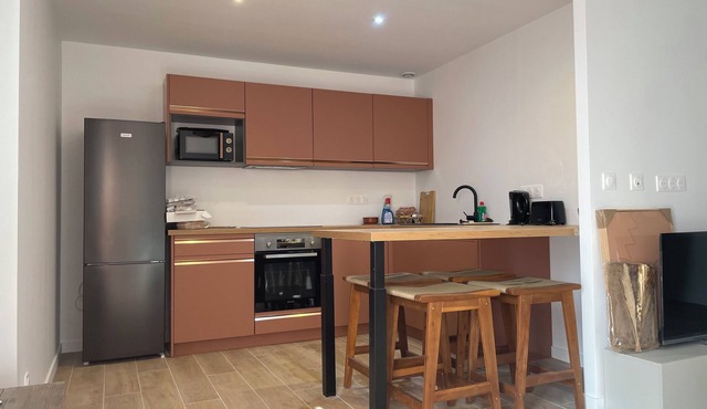 Ideal for your stay in Bordeaux, this adorable townhouse has been completely renovated.