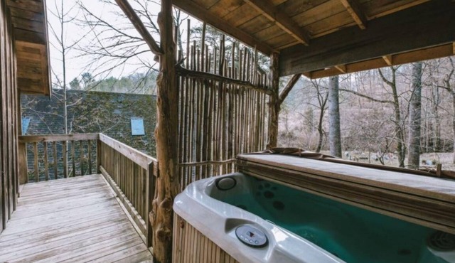 Ideal Get Away for 2. Walking distance to Natural Bridge trail and State Park!