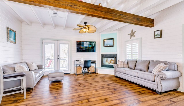 Ideal getaway steps from the beach with fast WiFi, central AC, deck, grill & W/D
