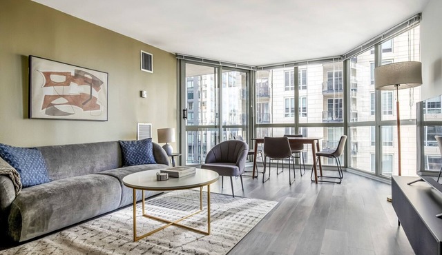 Ideal Gold Coast 1BR w/Gym & Lounge, 1 block to L, by Blueground