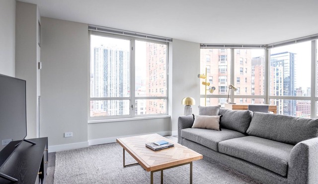 Ideal Gold Coast 2BR, w/Gym, Lounge, W/D, nr Oak Street by Blueground