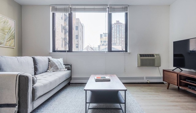 Ideal Gold Coast Studio near the L & Oak Street Beach, by Blueground