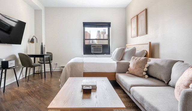 Ideal Gold Coast Studio w/Doorman & Gym, 2 blocks to L, by Blueground