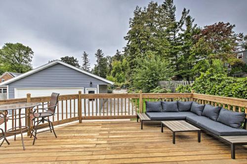 Ideal Green Bay Home < 3 Mi to Lambeau Field!