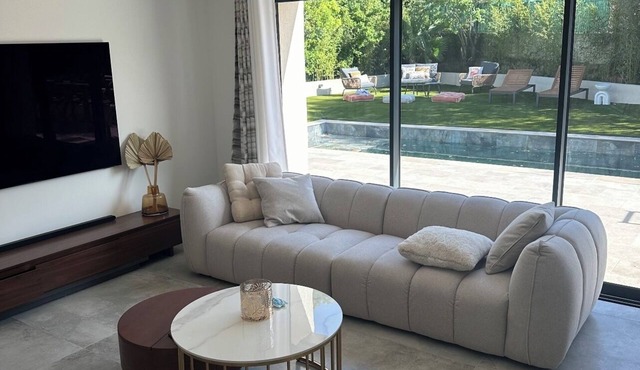 Ideal Holiday Home: 4 Bedrooms, 3 Bathrooms, Steps from the Beach