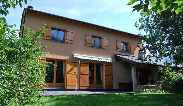Ideal house for a family of 8 on ERR, 5 km from Spain and 20 minutes from the slopes.