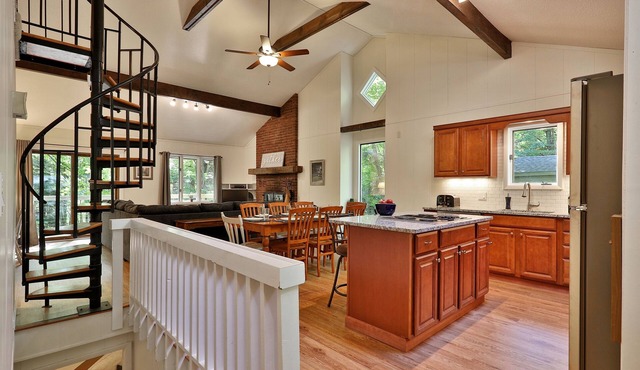 Ideal Killington Escape! Hot tub, game room, grill, 2 fireplaces, pet-friendly!