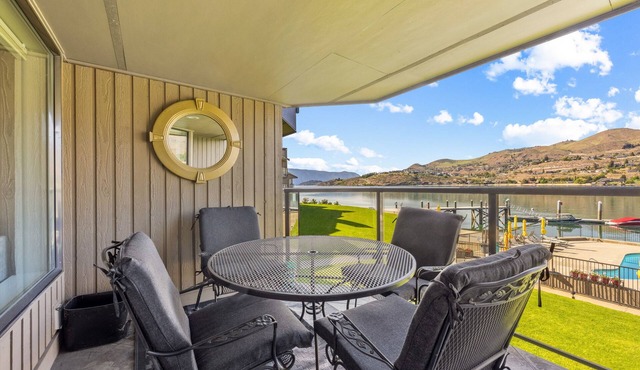 Ideal lakefront condo w/shared pool/hot tub, shared dock, & high-speed WiFi