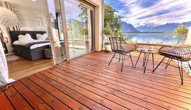 Ideal Lakeside Retreat: 2-bedroom Spa ap. With Lake View, Centre, Sleeps 1-4