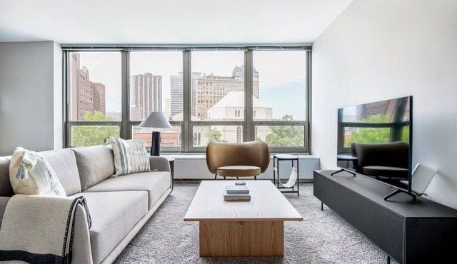 Ideal Lakeview 1BR w/Deck, Pool & Gym, nr Lincoln Park, by Blueground