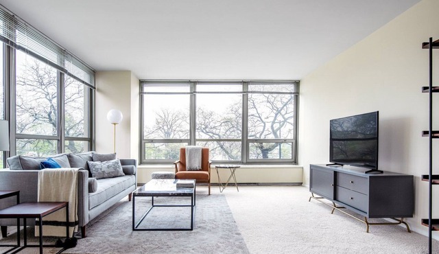 Ideal Lakeview 2BR w/ Gym, Rooftop Pool, near Wrigley, by Blueground