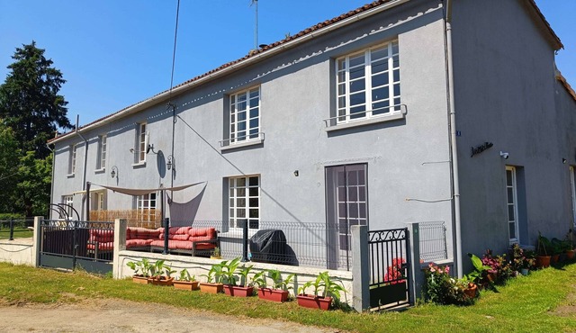 IDEAL LOCATION FOR LARGE FAMILY, SMALL GROUP OR DUO(S), 1 TO 8 PEOPLE IN A QUIET LOCATION