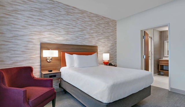 Ideal Location! 4 Spacious Units, Onsite Pool, Free Breakfast, Pets Allowed!