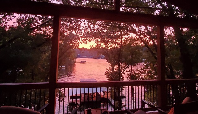 Ideal Location 2MM, Lakefront 4 BR House w/Covered Decks, Private Dock