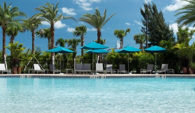Ideal Location! 3 Classy Units, Onsite Pool, Free Breakfast, Pets Allowed!