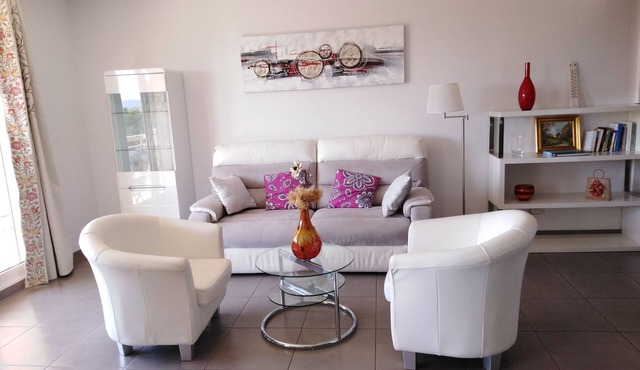 Ideal location for a good visit to the French Riviera from East to West